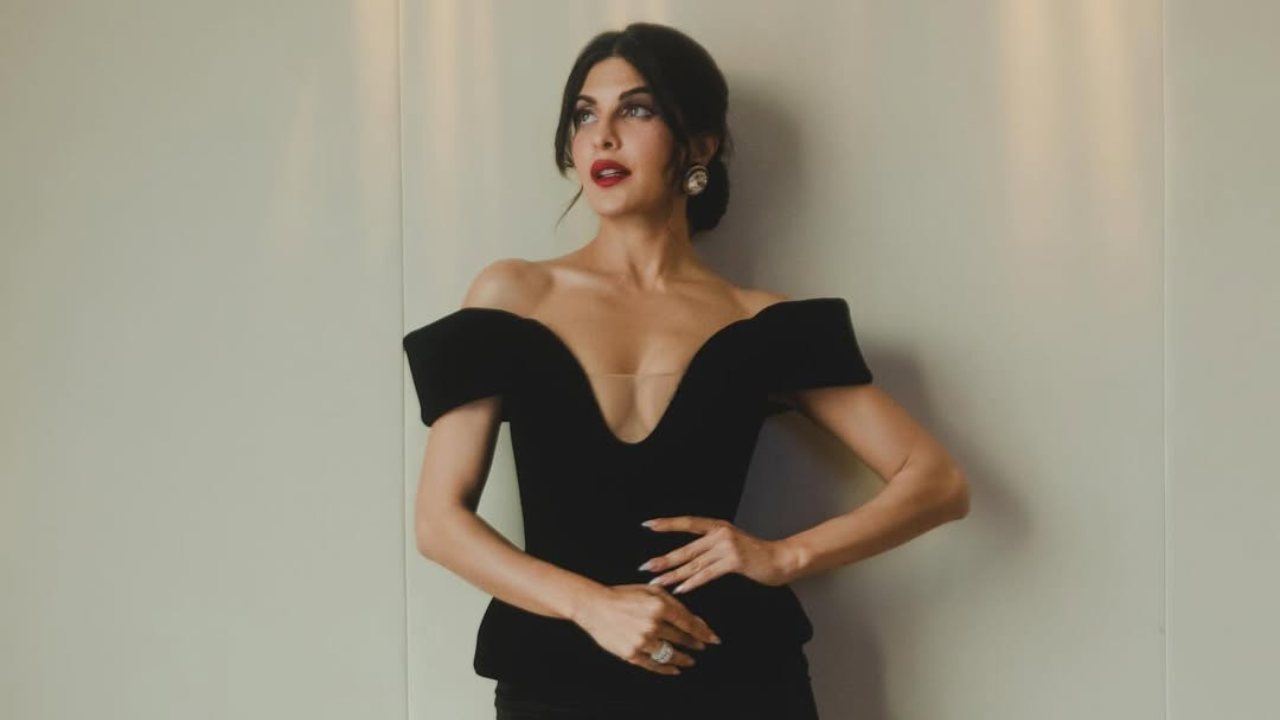 अभिनेत्रीने काळ्या रंगाचे सुंदर असे आऊटफिट परिधान केले आहे. या लूकमध्ये अभिनेत्री फार छान दिसत आहे. 