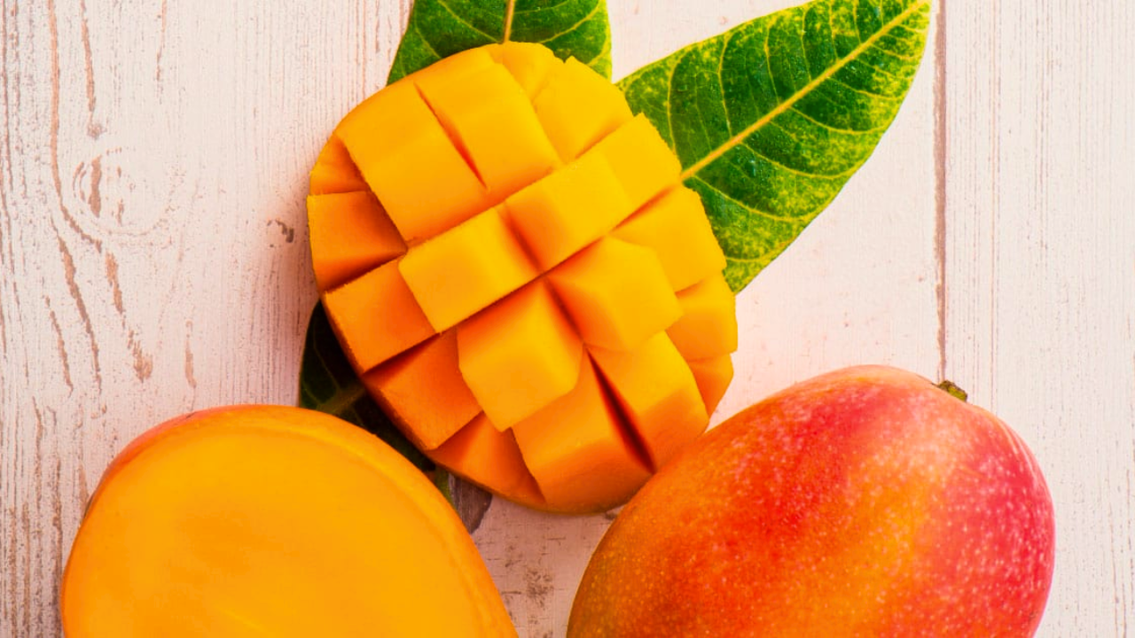 उन्हाळ्यात 'या' फळांचा आस्वाद घेत चला आणि Healthy राहा. (फोटो सौजन्य - Social Media)