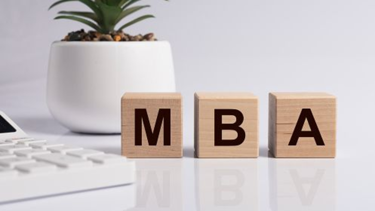 फक्त इतकेच नव्हे तर यानंतर उच्च शिक्षणाकडे वळावे. या कोर्सनंतर MBA, M.A, PG डिप्लोमा किंवा सरकारी स्पर्धा परीक्षांसाठी तयारी करता येते. विविध क्षेत्रांमध्ये उच्च पदस्थ नोकऱ्या आणि स्वतंत्र व्यवसायाच्या संधी मिळवता येतात.   