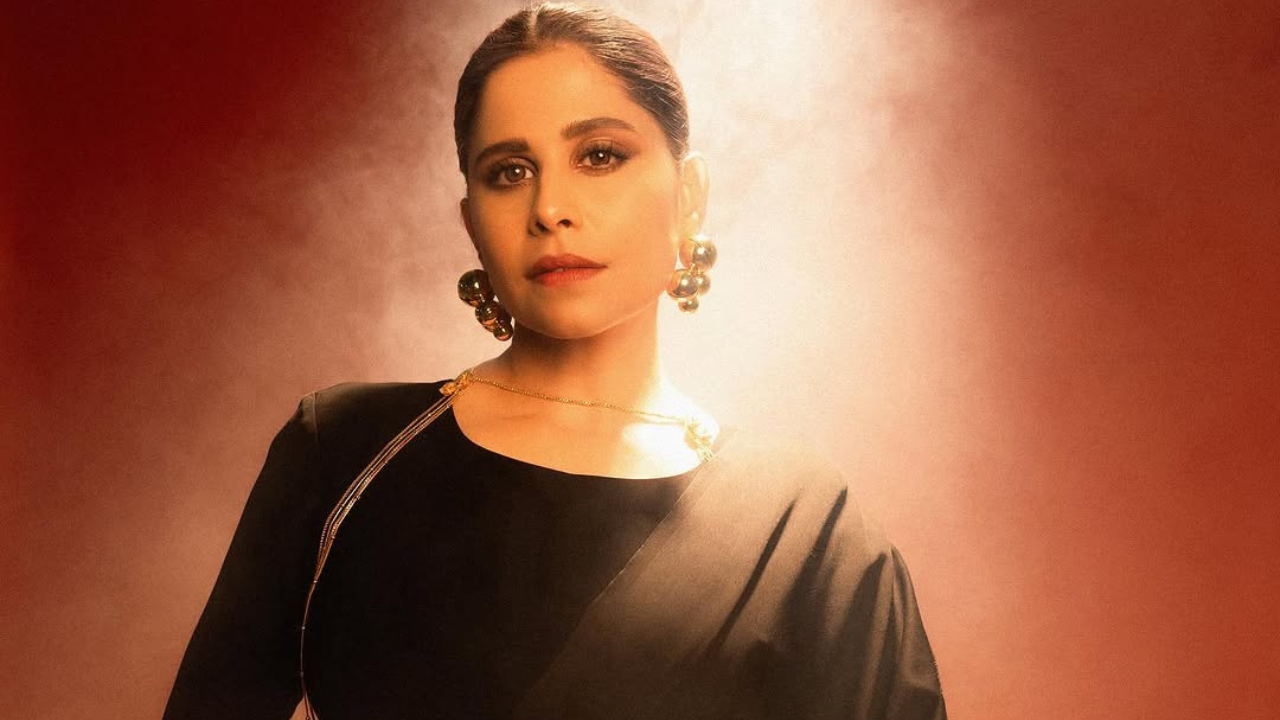 या छायाचित्रांमध्ये अभिनेत्रीने काळ्या रंगाचा आऊटफिट परिधान केला आहे. क्लासिक ब्लॅक लुक त्यात लाल रंगाचा बॅकग्राऊंड हटके वाटत आहे. 