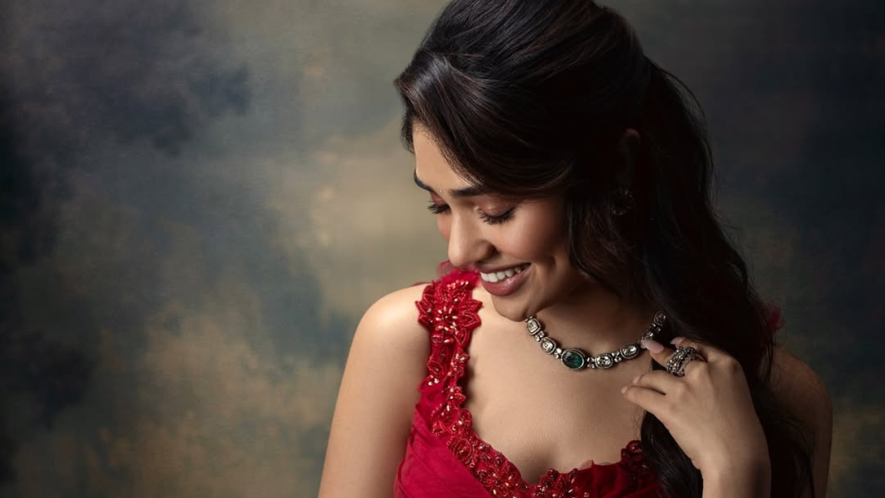तसेच कॅप्शनमध्ये या संपूर्ण Photoshoot बद्दल माहिती पुरवण्यात आली आहे. लाल रंगाचा सुंदर आऊटफिट @ridhimehraofficial यांनी डिजाईन केला आहे. 