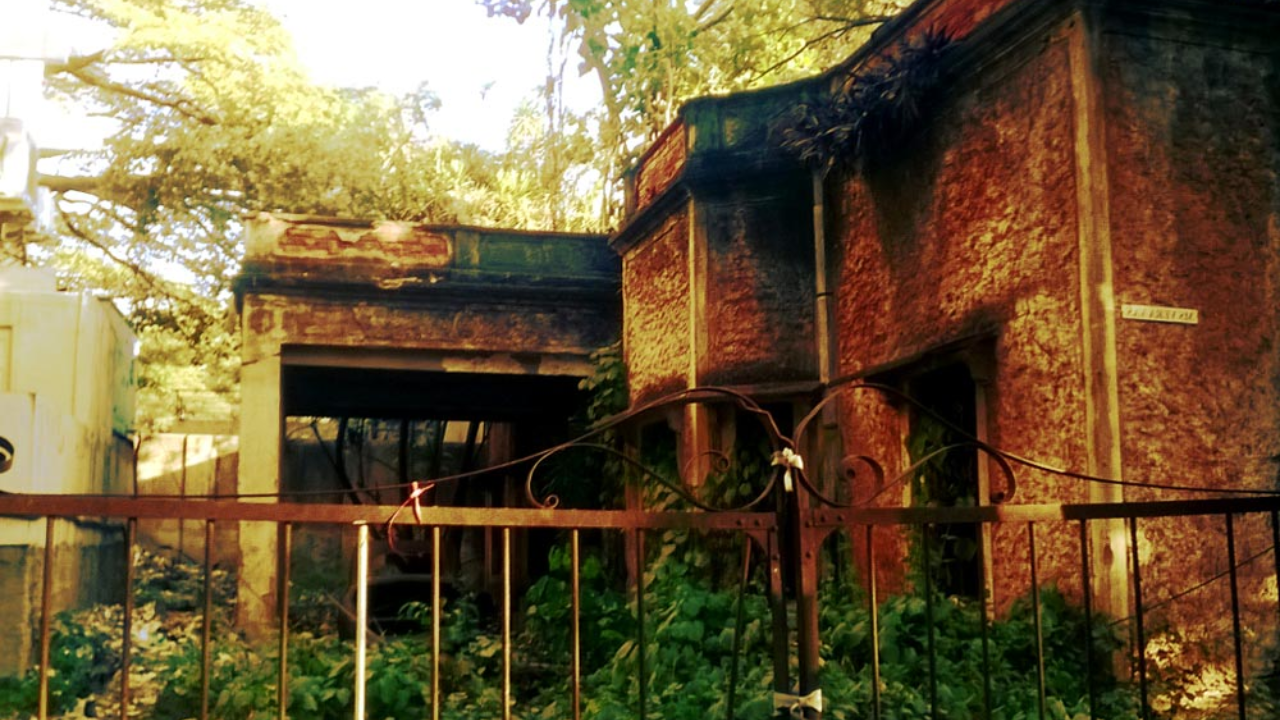 या गावामध्ये गावकरी तीन दिवस त्यांचे गाव भुतांच्या हवाले करतात. तीन दिवसांसाठी चिंदर गावाचे गावकरी गाव सोडून गावाच्या वेशीबाहेर निवाऱ्यासाठी जातात.