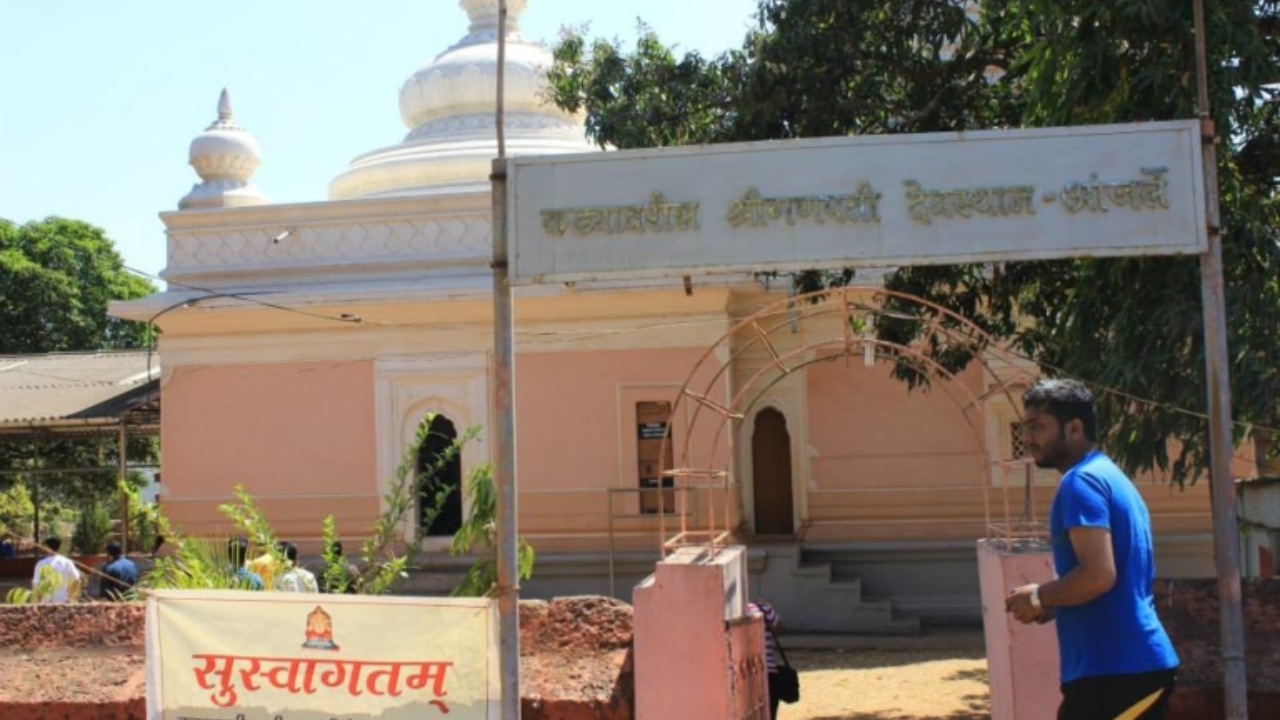 रत्नागिरी जिल्ह्यातील दापोली तालुक्यात आंजर्ले गाव वसले आहे. समुद्रयाच्या अगदी किनारी असलेले गाव सह्याद्रीच्या डोंगररांगांनी वेढलेले आहे. सगळ्यात महत्वाचे म्हणजे या गावातच जोग नदीचा मुख आहे. गाव निसर्गाने नटलेले आहे. 