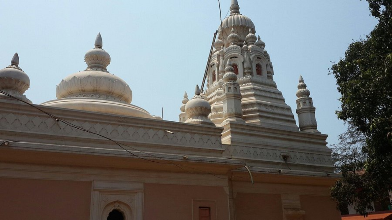या निसर्गाच्या सानिध्यात जोग नदीच्या मुखाशी एका टेकडीवर गणरायांचे स्थान आहे. मंदिराच्या एक शेजारी जोग नदीचा मुख तर मागील बाजूस अथांग असा निळाशार समुद्र आहे. 