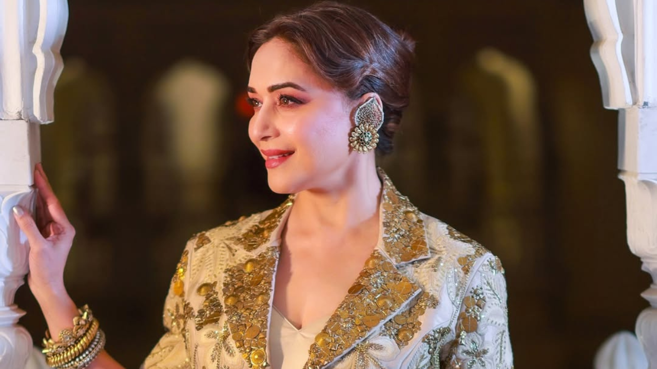 आता फोटोज माधुरीचे म्हंटले तर चाहते कौतुक केल्याशिवाय काय सोडणार आहेत का? कॉमेंट्समध्ये भरभरून कौतुक करण्यात आले आहे. 