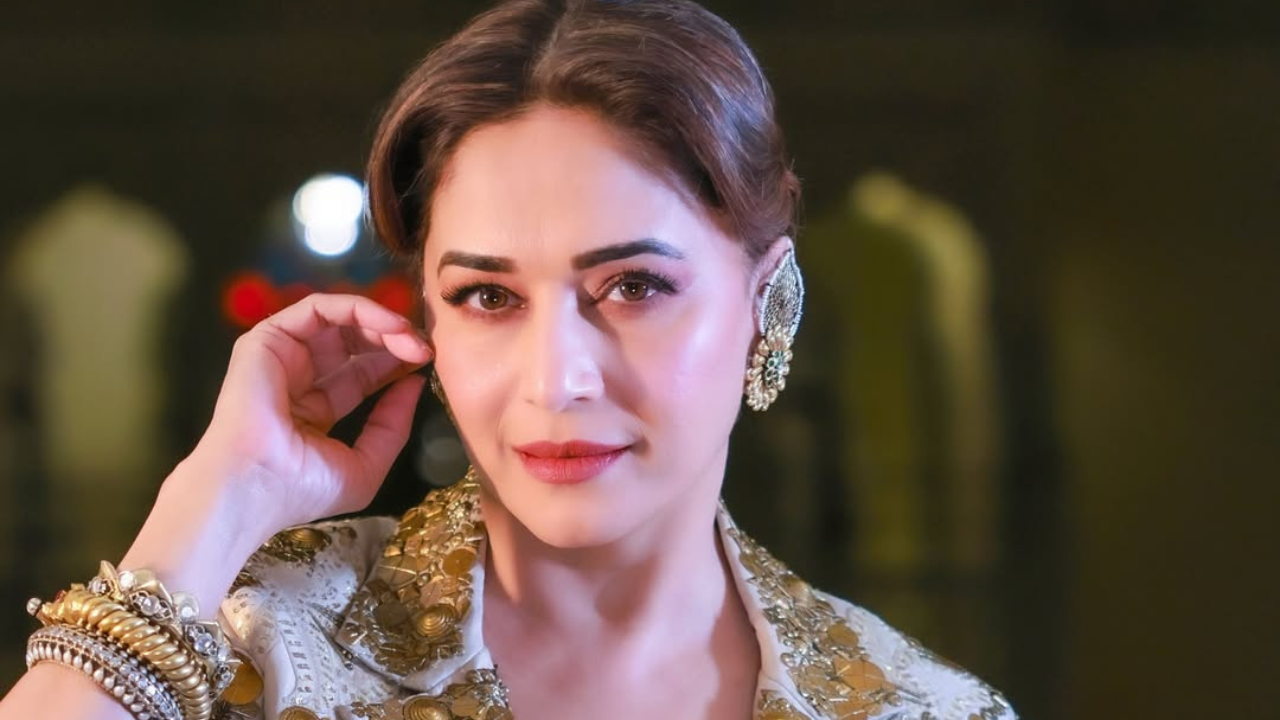 अभिनेत्रीने सुंदर असा सफेद रंगाचा आऊटफिट परिधान केला आहे. कपड्यांवर सुवर्ण आकर्षक असे डिजाईन विणलेले आहे. 