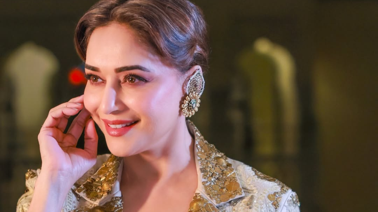 माधुरीच्या डोळ्यांमध्ये एक विशेष रुबाब जाणवत आहे. मुळात, हे डोळेच या छायाचित्रांचा प्राण बनला आहे. अभिनेत्रीचा आऊटफिटही आकर्षक आहे. 