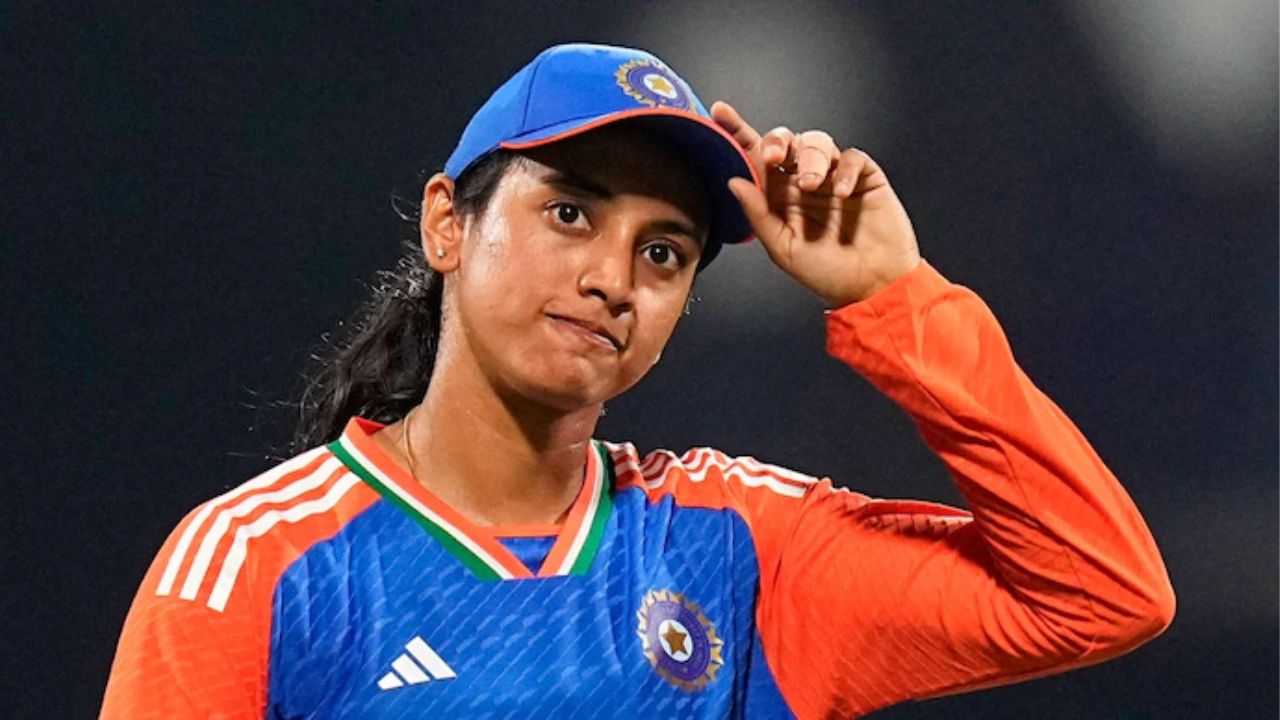 स्मृती मानधनाने सध्या क्रिकेट विश्वामध्ये तिने तिचा दबदबा निर्माण केला आहे. कसोटी क्रिकेटमध्ये तिने आतापर्यत ७ सामने खेळले आहेत, यामध्ये तिने ६२९ धावा केल्या आहेत. तिच्या एकदिवसीय क्रिकेटमधील कामगिरीबद्दल बोलायचं झालं तर तिने ९७ सामन्यांमध्ये ४२०९ धावा केल्या आहेत. स्मृतीने आतापर्यत १४० T२० सामने खेळले आहेत, यामध्ये तिने ३७६१ धावा केल्या आहेत. 