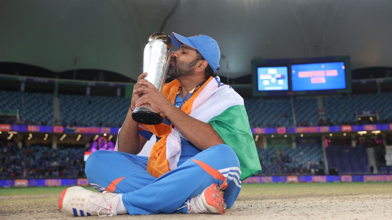 दुबईच्या मैदानावर बसून टीम इंडियाचा कर्णधार रोहित शर्माने ट्रॉफीसोबतचे काही फोटो काढले आहेत. रोहित शर्माच्या नेतृत्वाखाली भारताच्या संघाने दुसरे आयसीसी टायटल जिंकले आहे तर चौथी आयसीसी फायनल स्पर्धा खेळली आहे. 