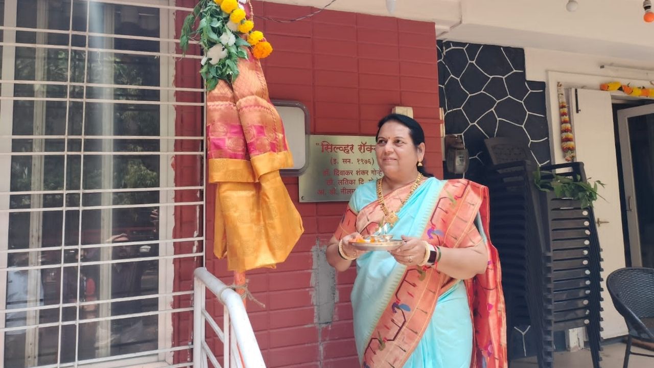 विधान परिषदेच्या उपसभापती नीलम गोऱ्हे यांनी त्यांच्या पुण्यातील सिल्वर रॉक्स या राहत्या घरी कुटुंबियांसोबत गुढी उभारली आहे. 