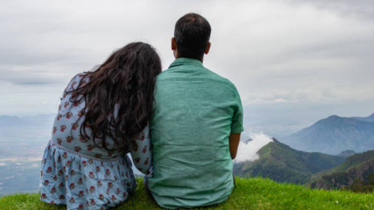 मुलांक 9 : मंगळाच्या अधिपत्याखाली येणारी ही माणसं प्रेमात विश्वासघात सहन करु शकत नाही.  या व्यक्ती खूप संवेदनशील असतात. . मुलांक 9 च्या लोकांना प्रेमात पूर्णतः समर्पित असतात.