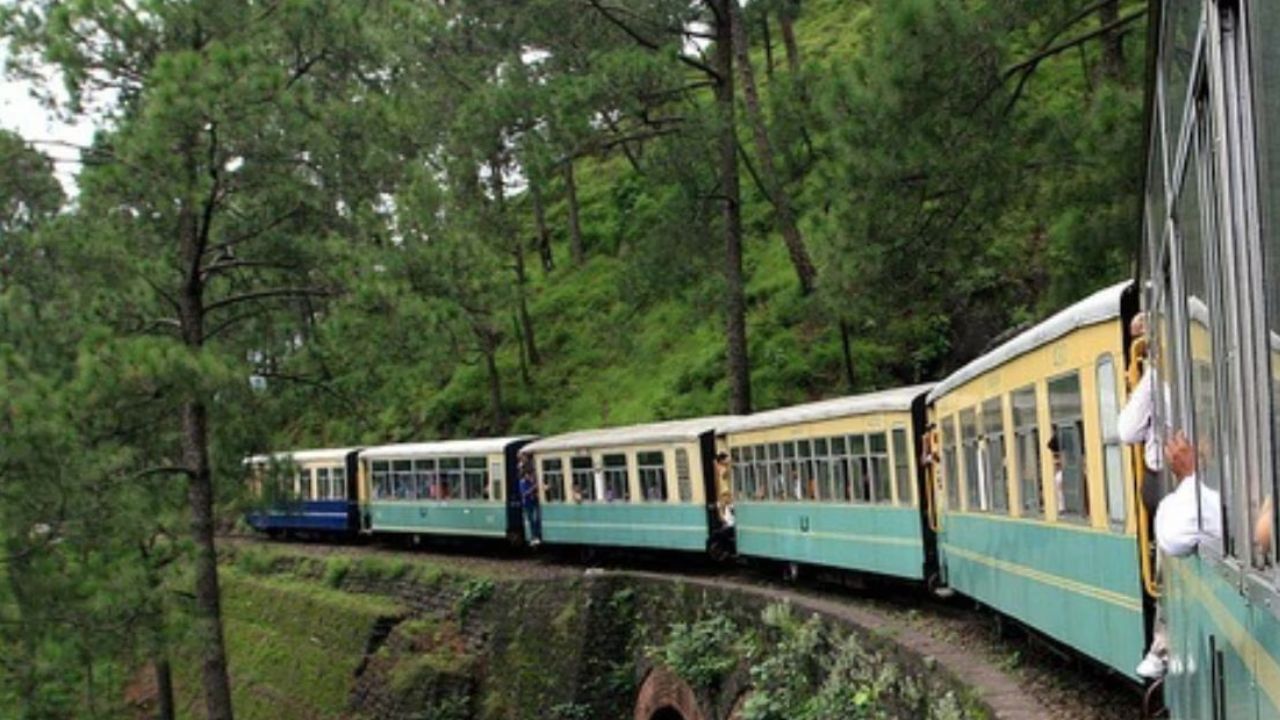  कांगडा घाट रेल्वे मार्ग: कांगडा घाट रेल्वे मार्ग हा निसर्गाचा अदभुत नाजारा आहे. या ठिकाणची जंगल सफारी अनुभवण्यासाठी पर्यटक देशाच्या कानाकोपऱ्यातून येत असतात.