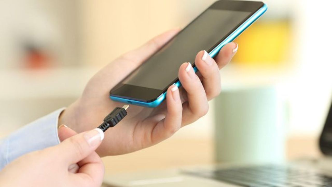 Tech Tips: तुमच्या स्मार्टफोनची बॅटरी असली आहे की नकली? या सोप्या पद्धतीने करा चेक