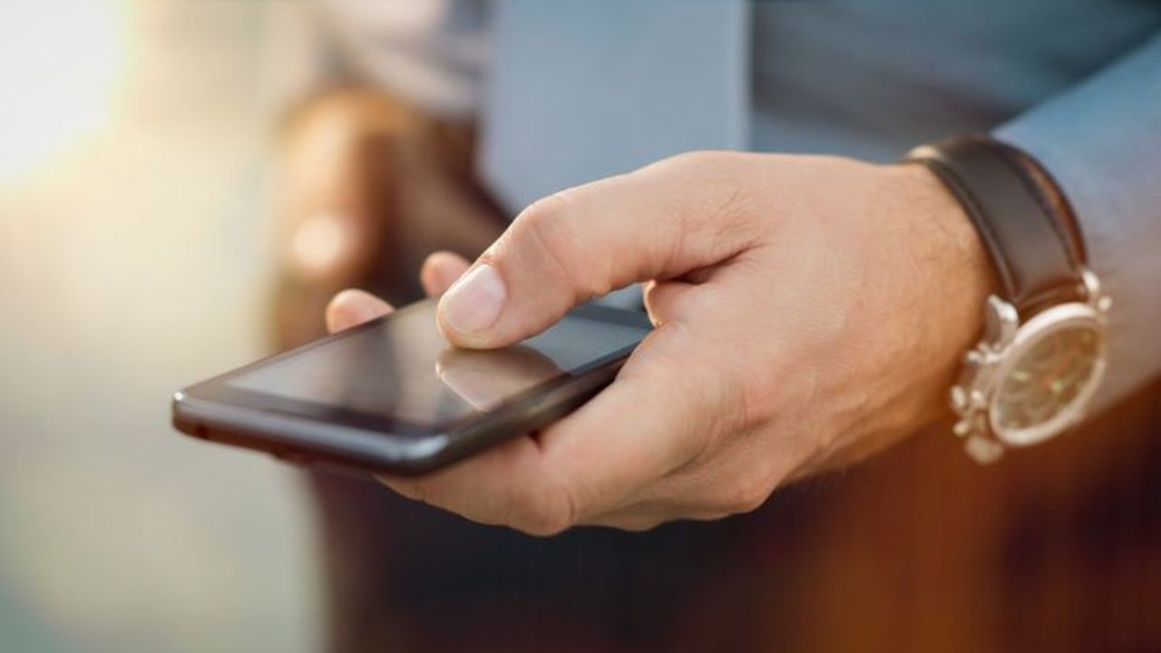 Tech Tips: गर्मीमुळे तुमचाही स्मार्टफोन ओव्हरहिंटींग होतोय? सुरक्षेसाठी आत्ताच फॉलो करा या टीप्स