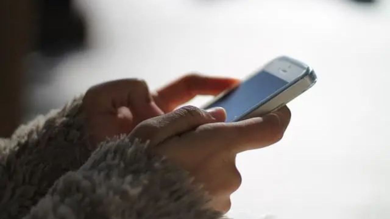 जर तुम्हाला फोटोग्राफीची आवड असेल तर चांगले मेगापिक्सेल कॅमेरा असलेला फोन खरेदी करा. तसेच कॅमेराची गुणवत्ता, एलईडी फ्लॅश आणि इतर कॅमेरा वैशिष्ट्ये काळजीपूर्वक तपासा. 