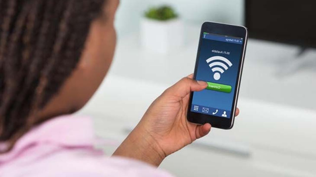 आता तुमच्या फोनची सेटिंग्ज ओपन करा. येथे सर्च बारमध्ये डेटा वापर टाइप करा आणि सर्च करा.