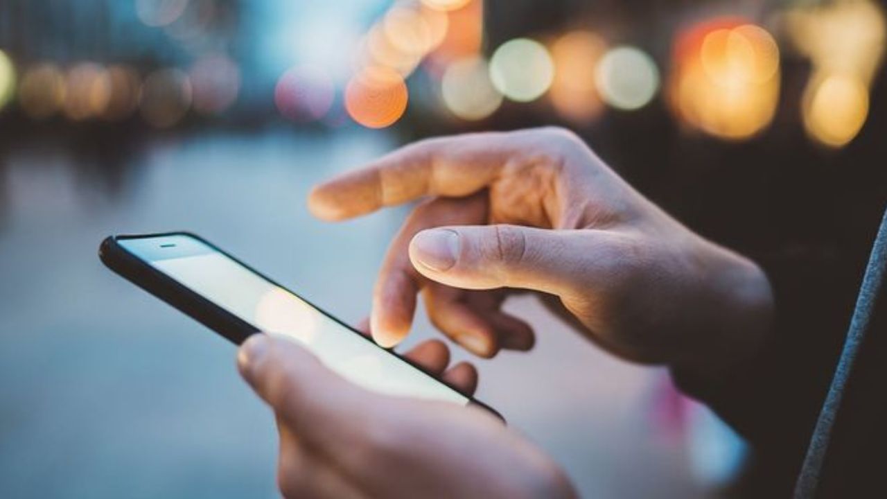 आता Advertise वर टॅप करा आणि Data Usage वर क्लिक करा. येथे तुम्हाला तुमचा बॅकग्राउंड डेटा वापरणारे सर्व अॅप्स दिसतील. अशा परिस्थितीत, तुम्ही ते अॅप्स बंद करू शकता जे तुमच्यासाठी आवश्यक नाहीत.