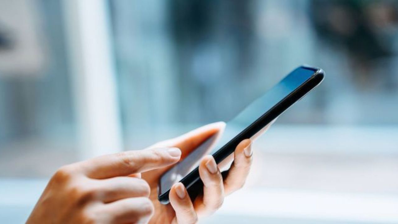 आता येथे बॅकअप वर जा आणि खाली स्क्रोल करा आणि मोबाईल डेटा वापर वर क्लिक करा. इथे पहिला पर्याय जो असेल तो बंद करा.