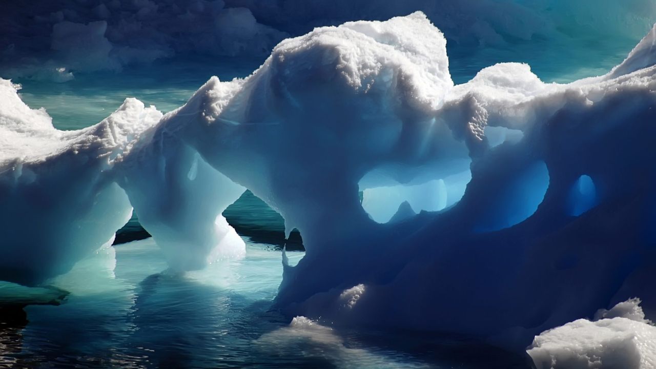 Antarctica holds 27.17 million km³ of ice over 3.63 million km²