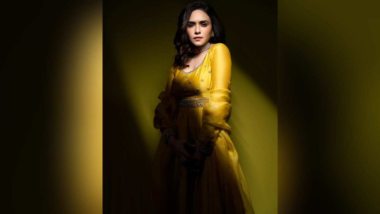 ओपन हेअर, ग्लॉसी मेकअप, पिंक लिपस्टिक आणि लूकला साजेसे दागिने वेअर करत कॅमेऱ्यासमोर खूपच सुंदर फोटोशूट केले आहे. 