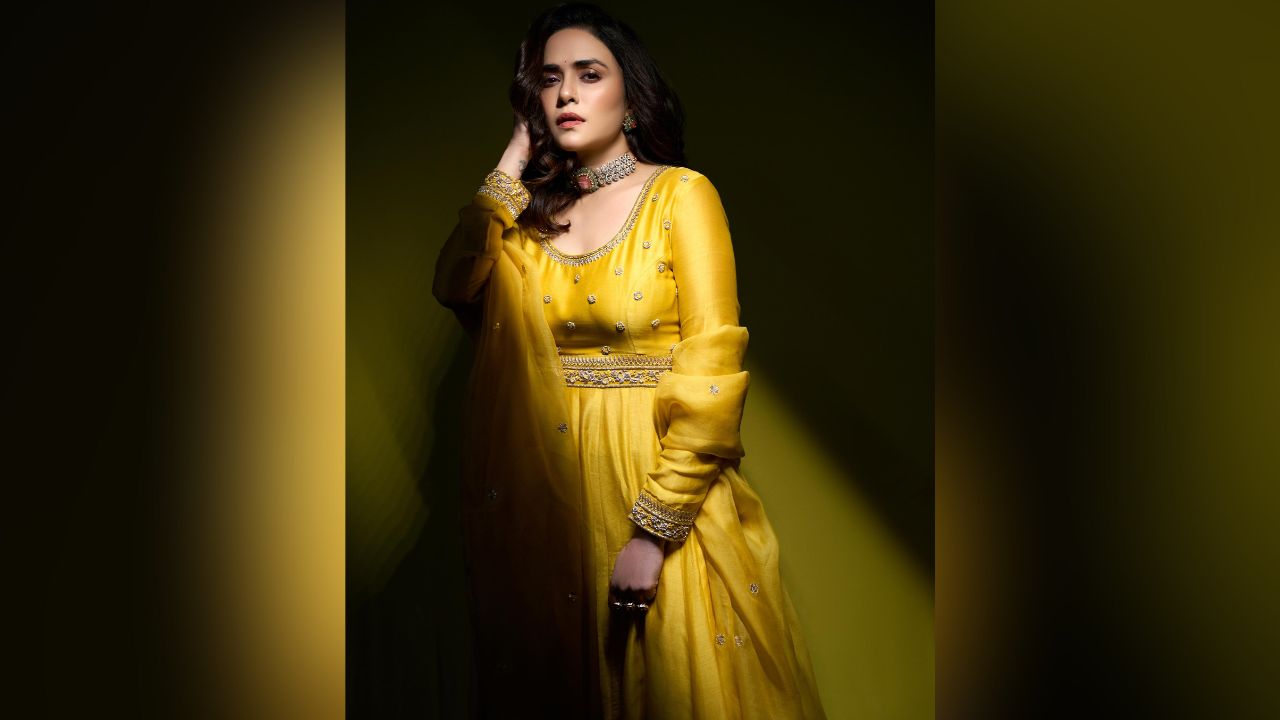 अमृताने कॅमेऱ्यासमोर एका पेक्षा एक हटके अंदाजात फोटो पोजेस दिल्या असून तिच्या सौंदर्याने सर्वांचेच लक्ष वेधले आहे.