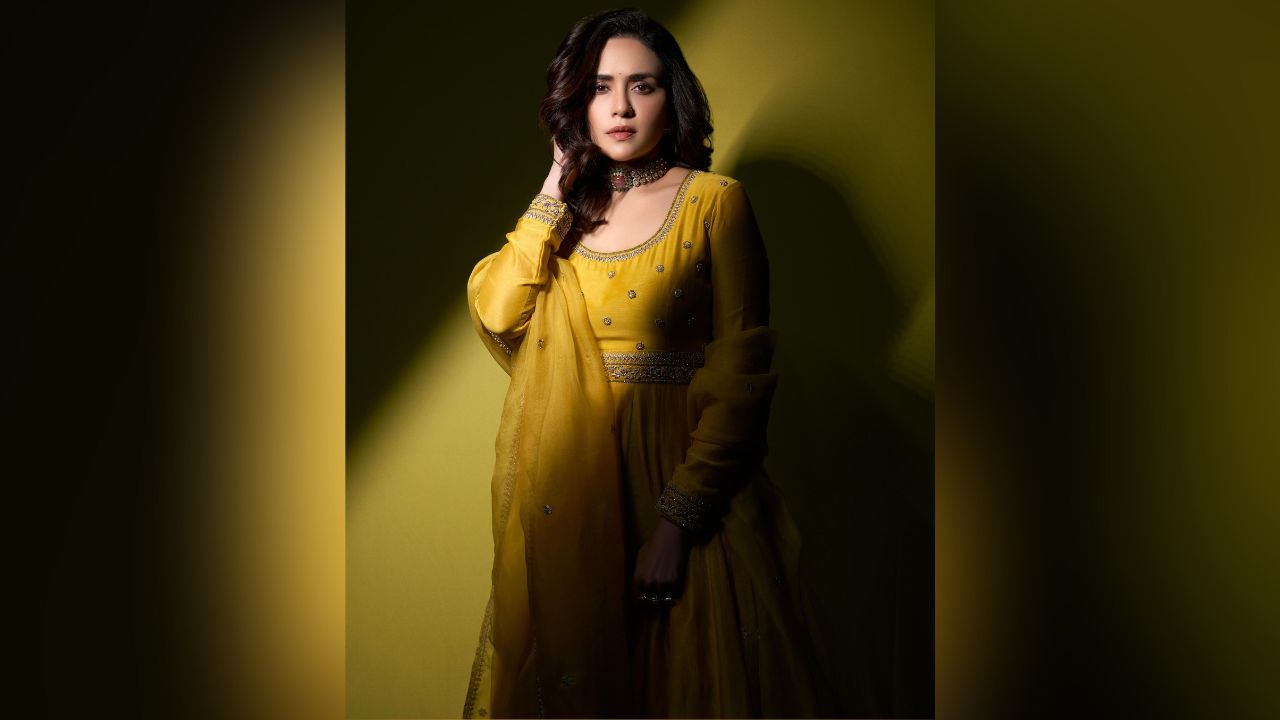 कायमच आपल्या फॅशनमुळे चर्चेत राहणाऱ्या अमृताच्या लूकवर नेटकऱ्यांकडून लाईक्स आणि कमेंट्सचा वर्षाव केला जात आहे.