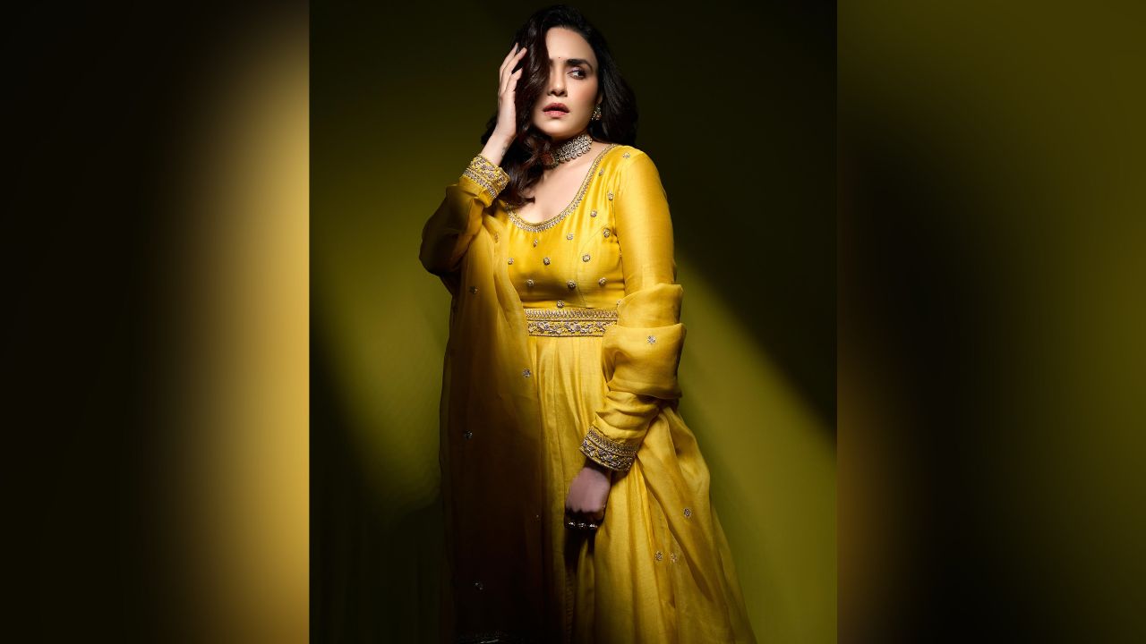 अमृताने पिवळ्या ड्रेसमध्ये खूपच सुंदर फोटोशूट शेअर केले आहे. शेअर केलेल्या फोटोंमध्ये अभिनेत्री खूपच सुंदर दिसत असून तिच्या सौंदर्याने सर्वांचेच लक्ष वेधले आहे. 