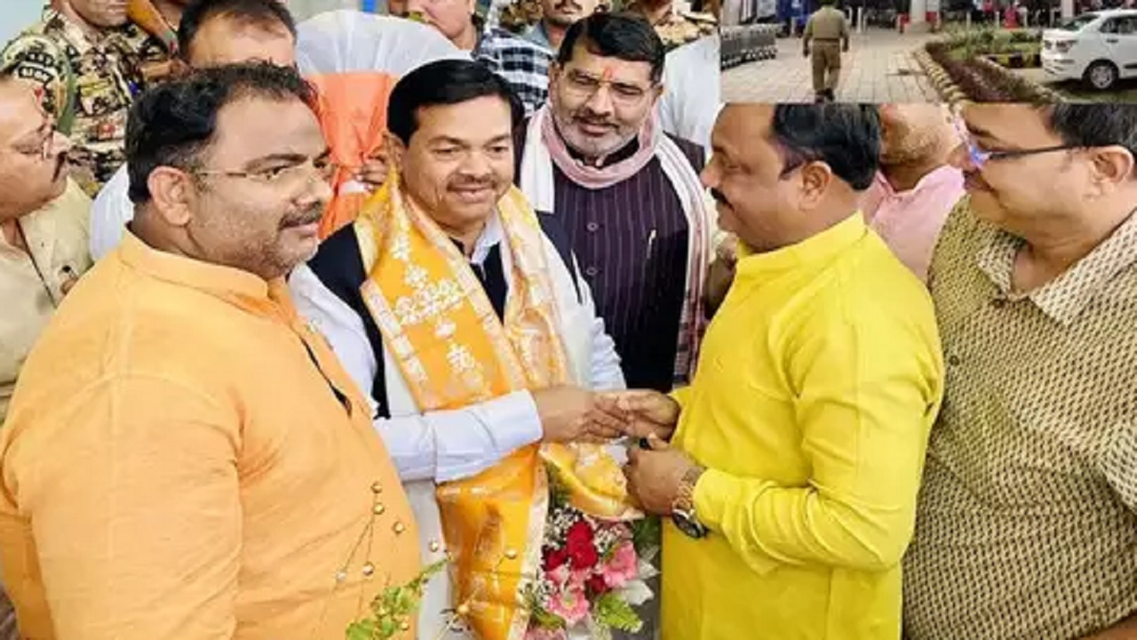 गोरखपूर विमानतळाच्या गैरव्यवस्थापनाचा केंद्रीयमंत्र्यांना फटका; मंत्रिमहोदयांसह 220 प्रवासी दीड तास विमानात अडकले