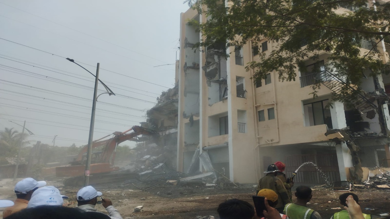 खारघरमधील इमारतीवर सिडकोचा दुसऱ्यांदा हातोडा, खोटी कागदपत्र दाखवत विकासकाने खरेदीदारांची फसवणूक केल्याचा दावा
