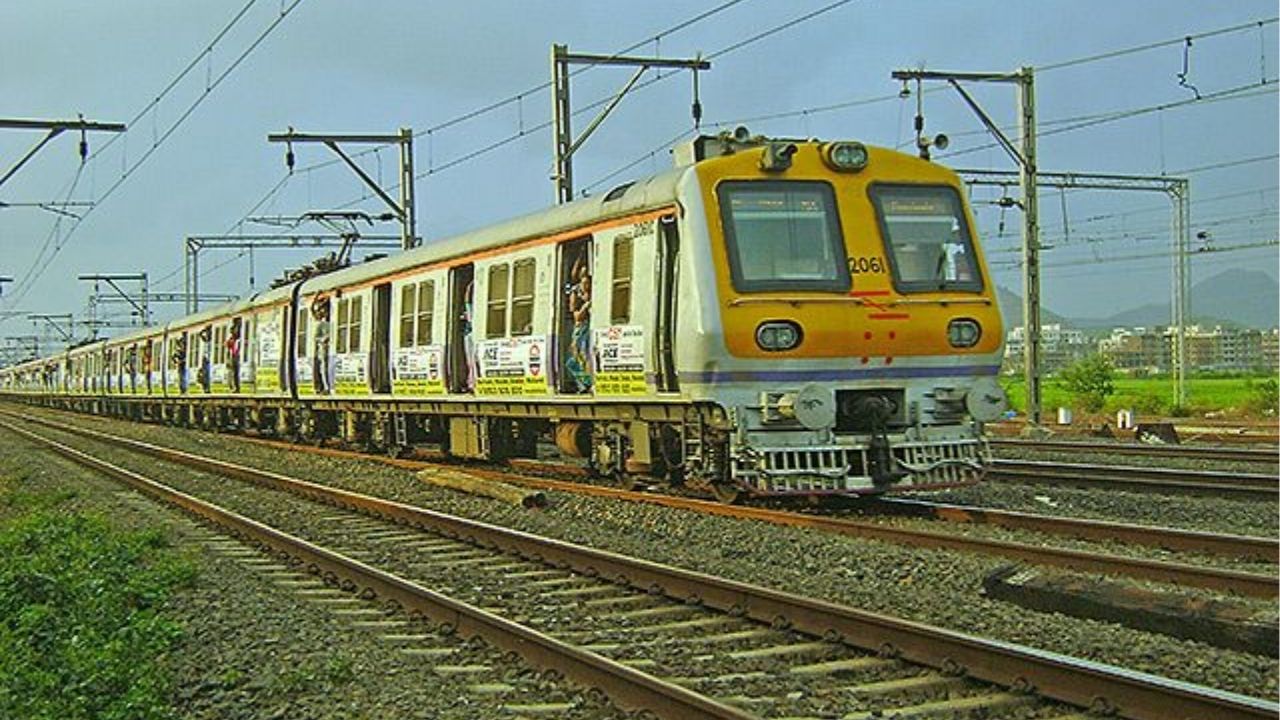 मुंबईच्या उपनगरीय रेल्वेच्या तिन्ही मार्गांवर आज मेगाब्लॉक; अनेक गाड्या उशिराने