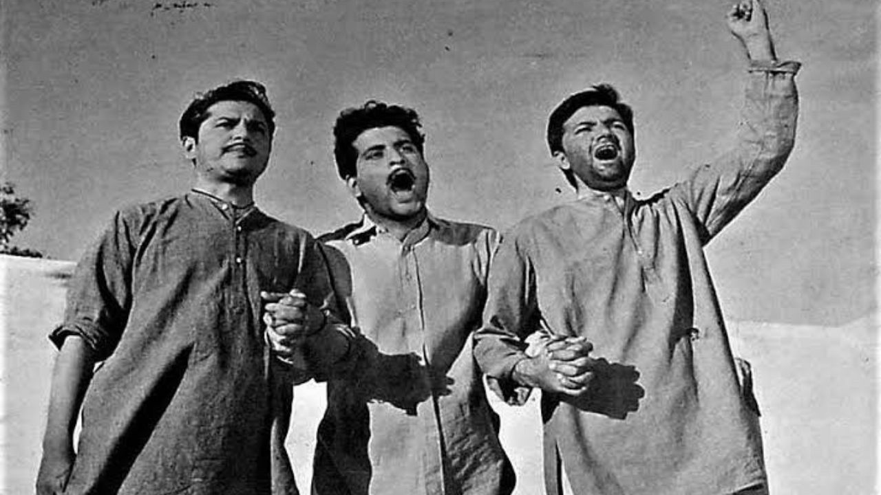 “मैं तो एक पागल” - हे गाणे लता मंगेशकर यांनी १९६५ मध्ये प्रदर्शित झालेल्या शहीद चित्रपटात गायले होते, संगीत आणि गीते प्रेम धवन यांनी दिली होती. हे गाणे भगतसिंगांची प्रेमकथा दाखवते आणि हृदयाला स्पर्श करते.
