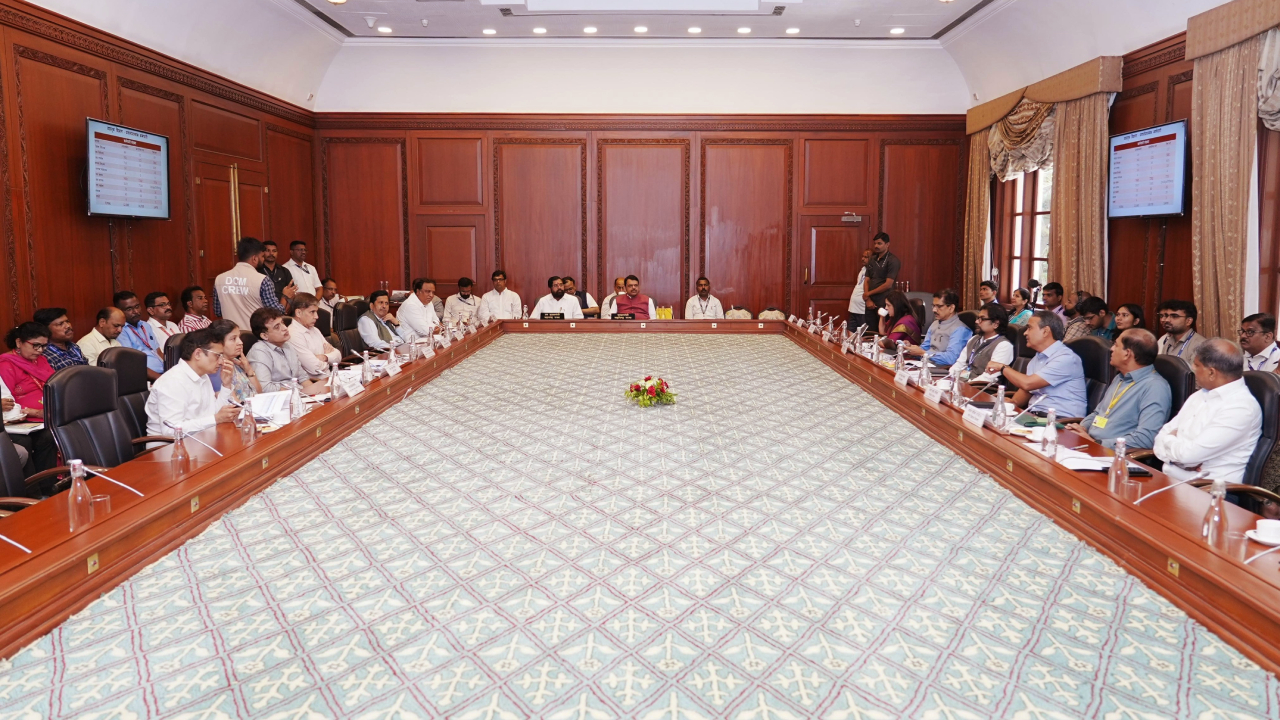 Devendra Fadnavis: “नागरिकांचा प्रवास अधिक सुखकर होण्यासाठी…”; मुख्यमंत्री फडणवीसांचे निर्देश