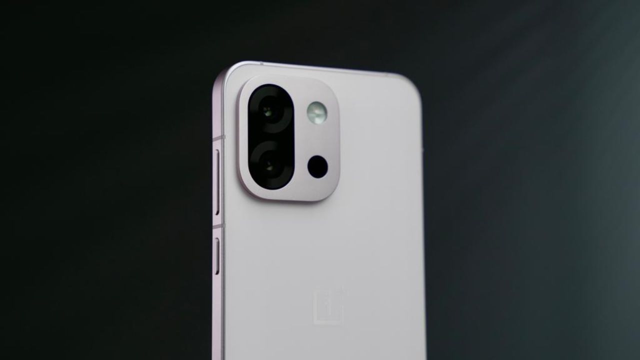 OnePlus 13T स्मार्टफोन 24 एप्रिल रोजी चीनमध्ये लाँच होणार आहे. OnePlus सोशल मीडियावर सतत त्यांच्या आगामी स्मार्टफोनची टीज करत आहे. आगामी OnePlus 13T स्मार्टफोन क्वालकॉमच्या स्नॅपड्रॅगन 8 एलिट प्रोसेसरसह लाँच केला जाईल. यासोबतच, फोनमध्ये ड्युअल रियर कॅमेरा सेटअप असेल, ज्याचा प्रायमरी कॅमेरा 50-मेगापिक्सेलचा असेल. हा वनप्लस फोन तीन रंगांच्या पर्यायांमध्ये लाँच केला जाईल.