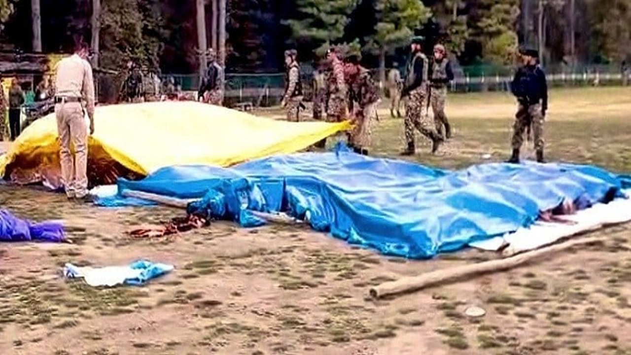 मंगळवारी, दहशतवाद्यांनी बैसरनमध्ये २८ पर्यटकांना ठार मारले कारण ते मुस्लिम नव्हते. या दहशतवादी हल्ल्यात एका स्थानिक तरुणाचाही मृत्यू झाला आहे. पर्यटकांना वाचवण्याचा प्रयत्न करताना तो दहशतवाद्यांच्या गोळ्यांना बळी पडला.