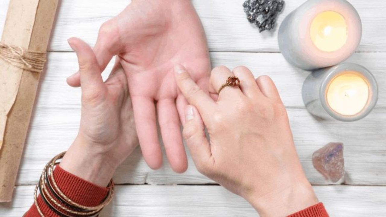 Palmistry: तळहातावरील या चिन्हांवरुन तुम्ही श्रीमंत असाल की गरीब, जाणून घ्या