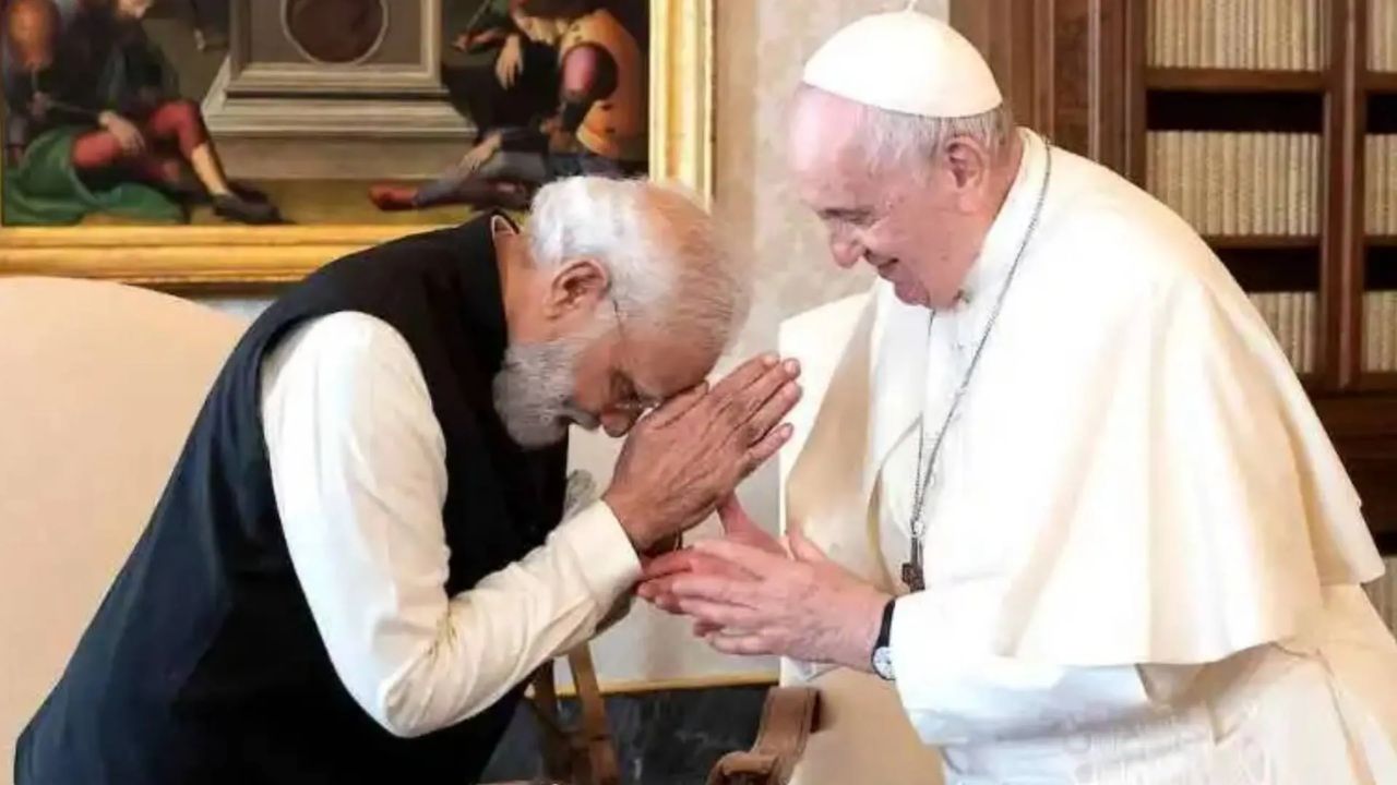 पोप फ्रान्सिस यांच्या निधनाबद्दल पंतप्रधान नरेंद्र मोदी यांनी शोक व्यक्त केला. पंतप्रधानांनी म्हटले की, पोप फ्रान्सिस यांच्या निधनाने अत्यंत दु:ख झाले. लाखो लोक पोप फ्रान्सिस यांनी नम्रता, करुणा आणि अध्यात्मिक धैर्याचे प्रतीक म्हणून लक्षात ठेवतील