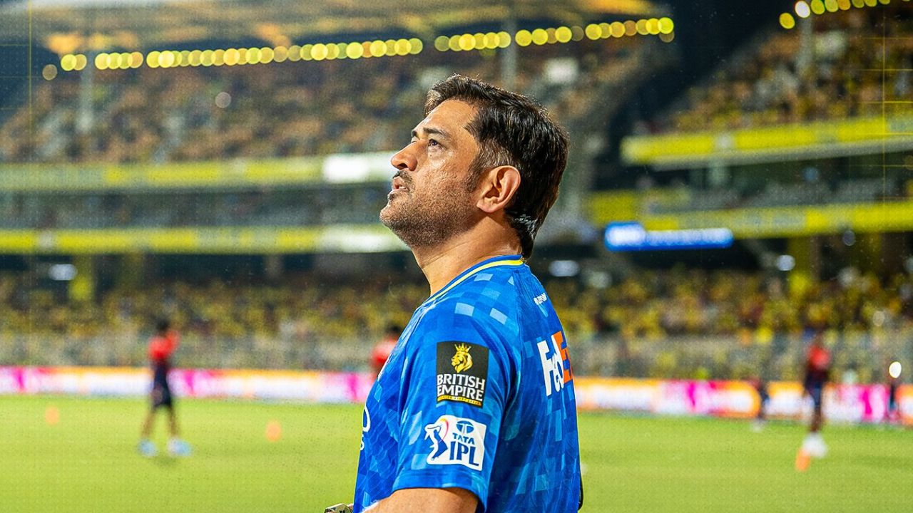 एक्सवर सर्वाधिक चर्चेत असलेल्या टॉप पाचच्या यादीमध्ये पहिल्या स्थानावर भारतीय संघाचा माजी कर्णधार महेंद्रसिंग धोनी अव्वल स्थानावर आहे. महेंद्रसिंग धोनीची फॅन्स फक्त भारतातच नाही तर जगभरामध्ये आहेत. त्याला लोक पाहण्यासाठी त्याचबरोबर मैदानात खेळताना पाहण्यासाठी नेहमीच उत्सुक असतात त्याने आंतरराष्ट्रीय निवृत्ती घेतल्यानंतर बऱ्याच काळापासून तो आयपीएल खेळताना दिसत आहे. फोटो सौजन्य - Chennai Super Kings सोशल मीडिया 