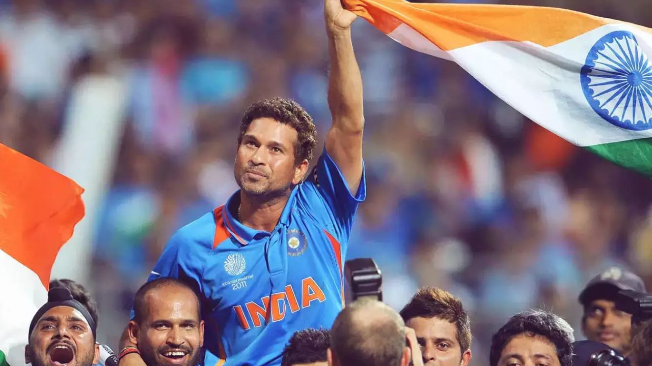 सचिन तेंडुलकरला भारताचा सर्वोत्तम नागरी पुरस्कार देण्यात आला आहे. २०१४ मध्ये सचिन तेंडुलकरला भारतरत्न देण्यात आला होता. हा सन्मान मिळवणारा तो पहिलाच खेळाडू ठरला होता. यापूर्वी त्यांना १९९४ मध्ये अर्जुन पुरस्काराने सन्मानित करण्यात आले होते. 