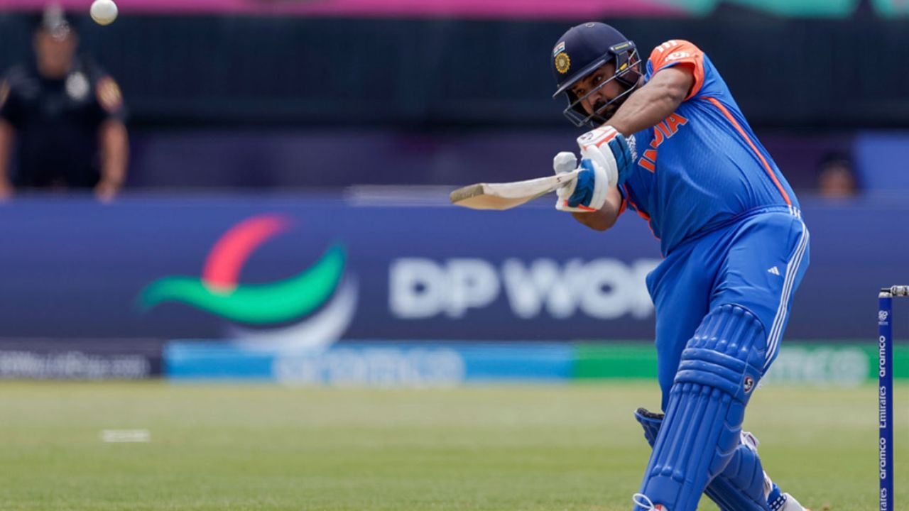2019 चा विश्वचषक भारतीय संघाठी जरी ठीक राहिला  नसला तरी रोहित शर्मासाठी मात्र खूप चांगला होता. त्यावेळी रोहित शर्मा उत्तम कामगिरी करत होता. त्याने दक्षिण आफ्रिकेविरुद्ध नाबाद 122 धावा करत स्पर्धेची चांगली सुरवात केली होती.  त्यानंतर त्याने ऑस्ट्रेलियाविरुद्ध 57, पाकिस्तानविरुद्ध 140, त्यानंतर त्याने इंग्लंड, बांगलादेश आणि श्रीलंकेविरुद्ध लागोपाठ तीन शतके झळकावली होती. रोहितने या विश्वचषकात एकूण 5 शतके ठोकली होती. 