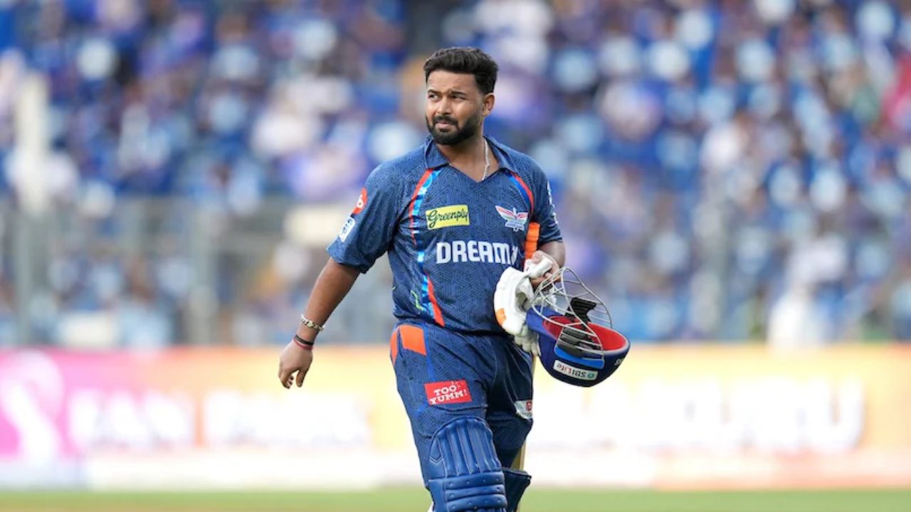 आयपीएलच्या इतिहासातील २७ कोटींना विकत घेतले होते, मुंबई इंडियन्सविरुद्ध ऋषभ पंतला फक्त चार धावा करता आल्या. आयपीएल २०२५ मध्ये पंत सिंगल-डिजिट स्कोअरवर बाद होण्याची ही सहावी वेळ आहे. यासह त्याने सर्व फलंदाजांना मागे टाकले आहे. या सीझनमध्ये त्याची सातत्याने निराशाजनक कामगिरी राहिली आहे. 