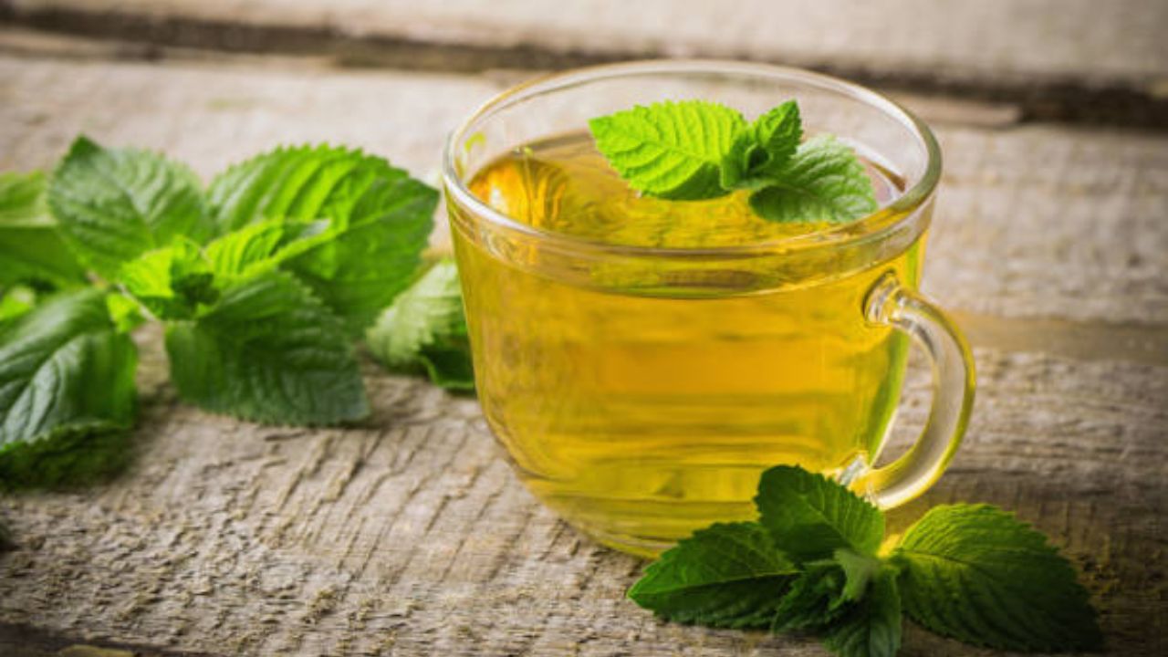 आयुर्वेदिक गुणधर्मांनी समृद्ध असलेला तुळशीचा चहा आरोग्यासाठी अतिशय प्रभावी आहे. यामध्ये मूत्रवर्धक गुणधर्म असतात. युरिक अ‍ॅसिड कमी करण्यासाठी तुळशीच्या पानांचा चहा प्यावा. 