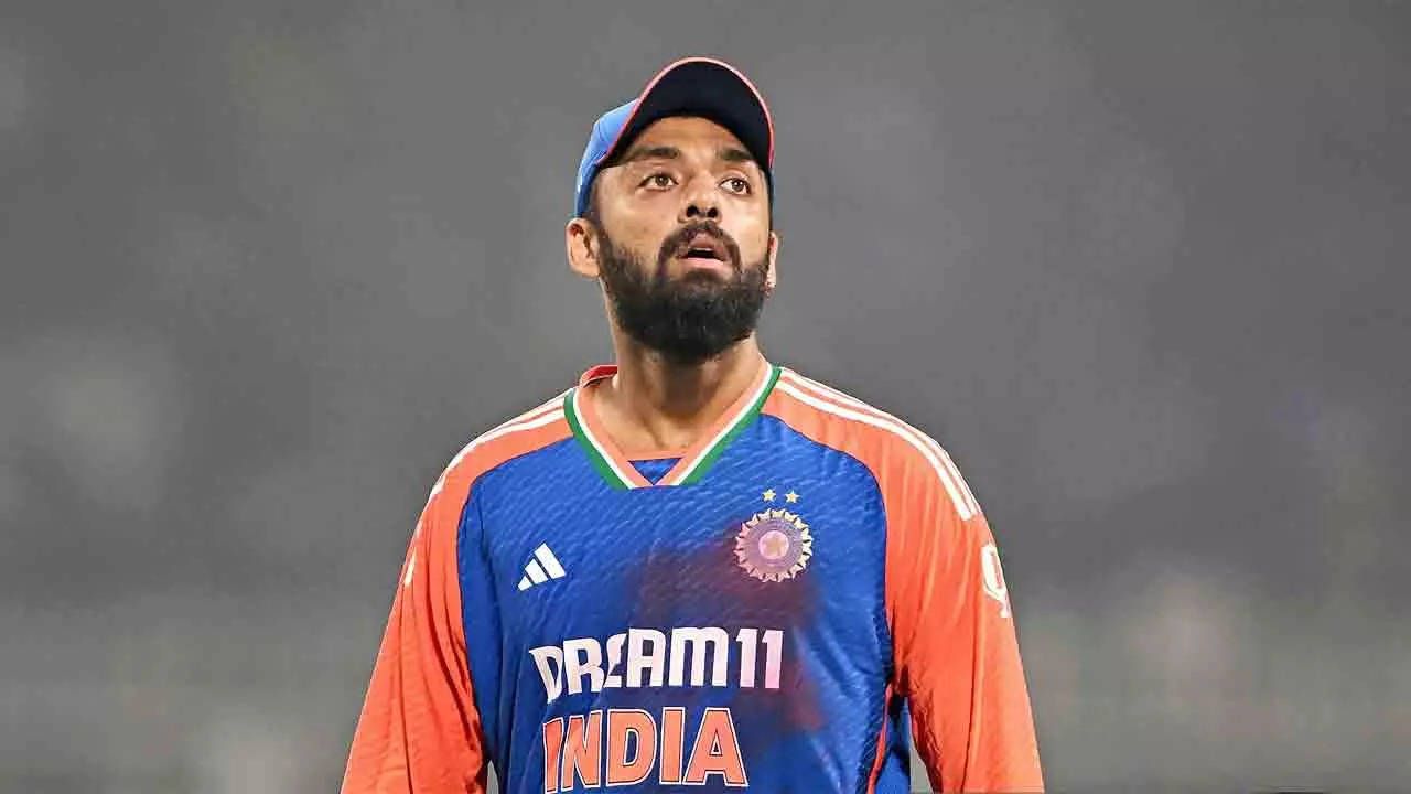 वरुण चक्रवर्ती टीम इंडियामध्ये परतला आहे. गौतम गंभीर मुख्य प्रशिक्षक झाल्यापासून, वरुणनेही त्याच्या चमकदार कामगिरीने सर्वांचे लक्ष वेधून घेतले आहे. चॅम्पियन्स ट्रॉफीमध्ये भारताच्या विजयात त्याने महत्त्वाची भूमिका बजावली. त्याने ३ सामन्यात ९ विकेट्स घेतल्या. तो स्पर्धेत सर्वाधिक विकेट घेणारा दुसरा गोलंदाज होता. त्याला आता केंद्रीय करार मिळाला आहे. त्याला क श्रेणीत समाविष्ट करण्यात आले आहे, ज्यामध्ये त्याला १ कोटी रुपये मानधन मिळेल.