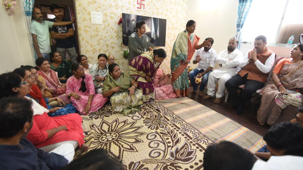 Devendra Fadnavis meets families of tourists killed in Jammu and Kashmir attack