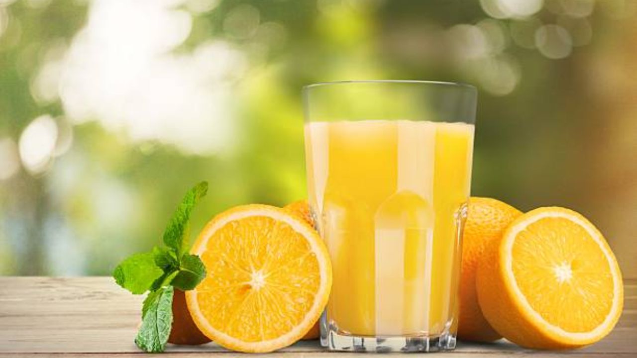 विटामिन सी युक्त पेयांचे नियमित सेवन केल्यास शरीराची रोगप्रतिकारशक्ती सुधारते आणि आरोग्याला अनेक फायदे होतात. साथीच्या आजारांपासून शरीराचा बचाव करण्यासाठी संत्र्याचा रस प्यावा. 