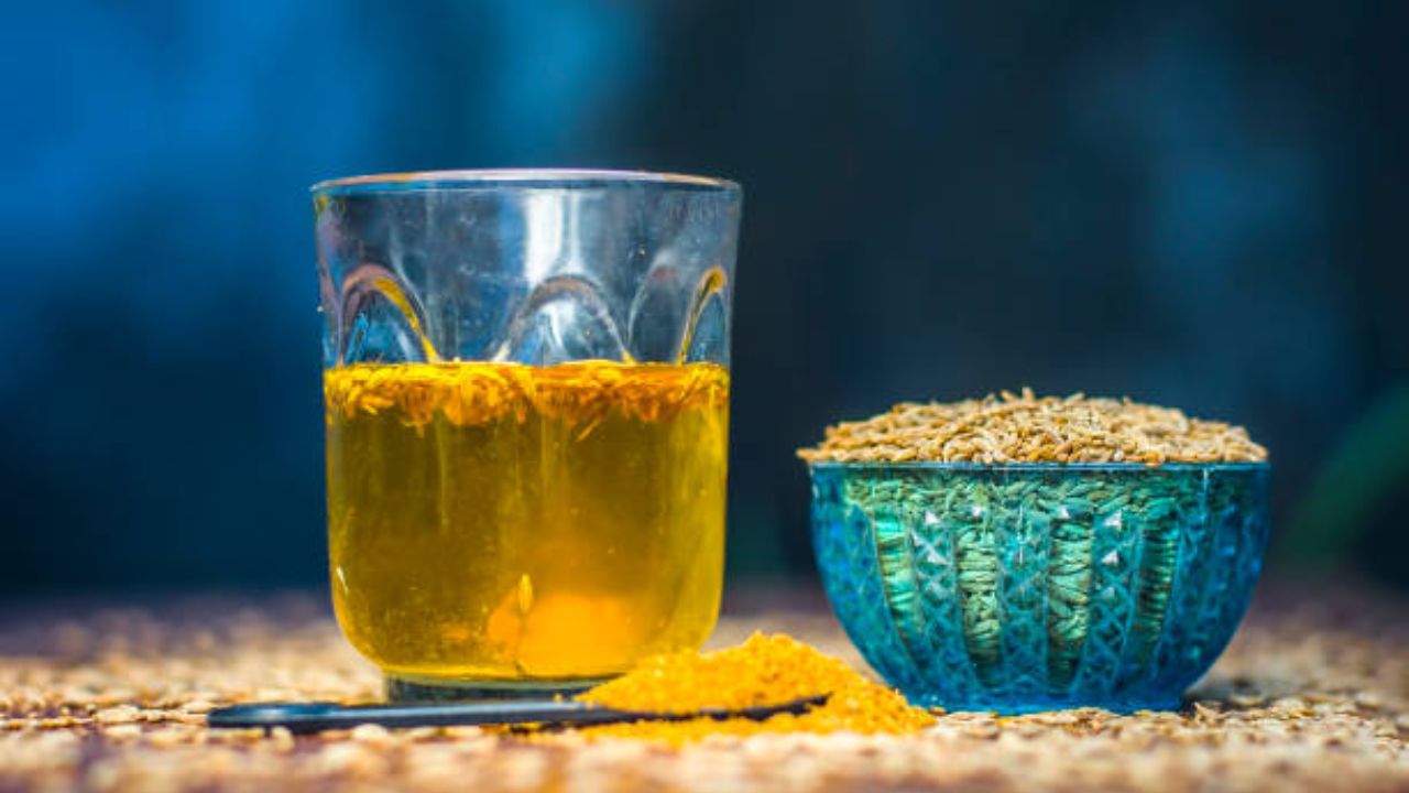 शरीरात साचून राहिलेले विषारी घटक बाहेर पडून न गेल्यामुळे आरोग्यासंबंधित अनेक समस्या उद्भवण्याची शक्यता असते. त्यामुळे सकाळी उठल्यानंतर नियमित उपाशी पोटी जिऱ्याचा पाण्याचे सेवन करावे. जिऱ्याचे पाण्याचे सेवन केल्यामुळे  युरिक अ‍ॅसिड कमी होते. 