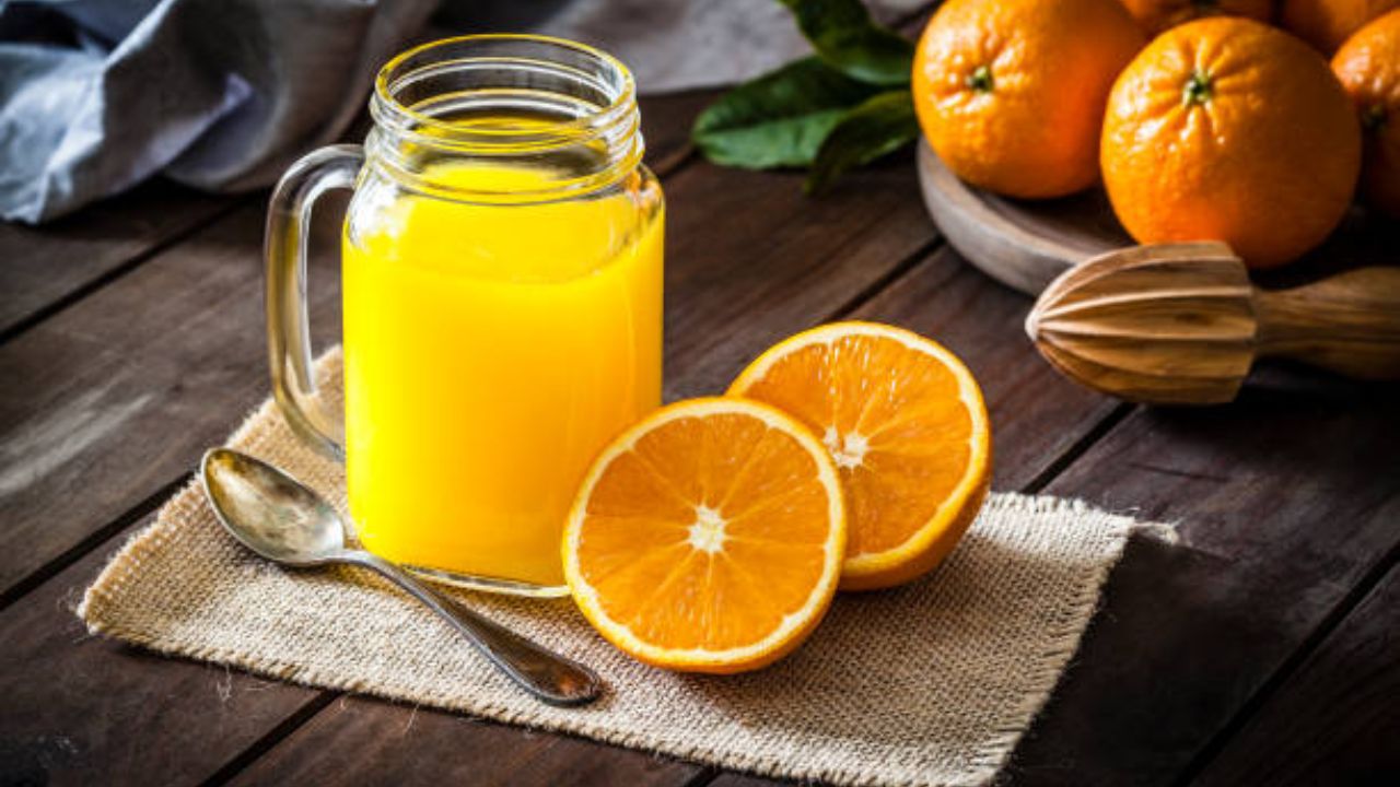 उन्हाळ्याच्या शरीरात वाढलेली उष्णता कमी करण्यासाठी नियमित करा Orange Juice चे सेवन
