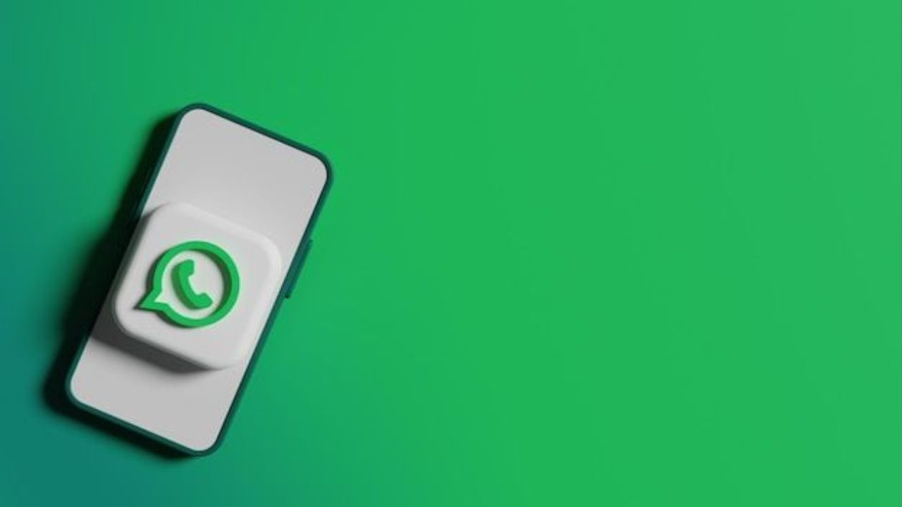 थर्ड पार्टी आणि वैध WhatsApp वर्जन म्हणजेच 'GB WhatsApp' किंवा 'WhatsApp प्लस' चा वापर केल्याने अकाऊंट बॅन होऊ शकतं. 