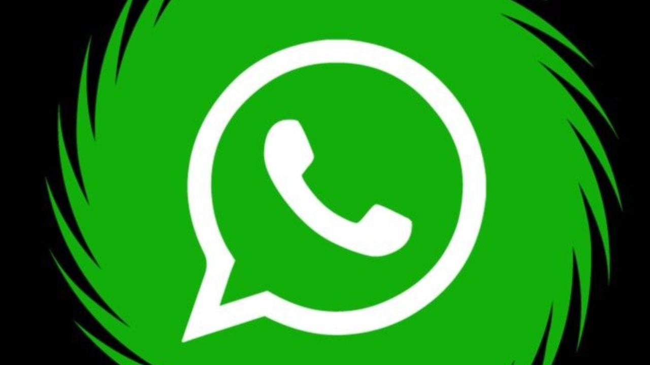 सर्वात आधी WhatsApp ओपन करा आणि सेंटिगमध्ये जा. आता तुमच्या समोर अनेक पर्याय आहेत त्यातील स्टोरेज आणि डेटा हा ऑप्शन निवडा. 