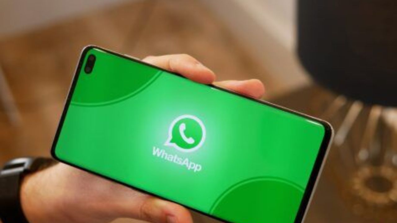 सर्वप्रथम तुमच्या स्मार्टफोनमध्ये WhatsApp उघडा. यानंतर, स्क्रीनच्या तळाशी असलेल्या 'कॉल्स' विभागात जा.