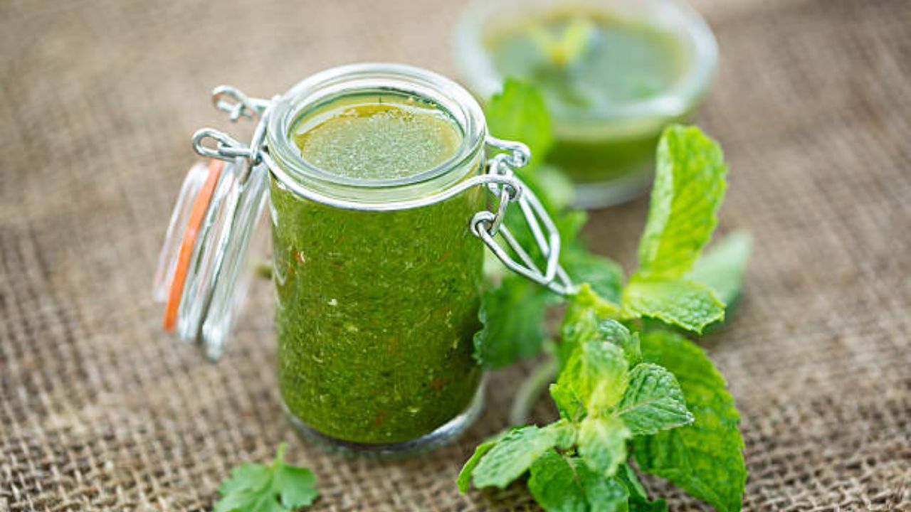 Make A Sweet And Sour Hotel Style Mint Chutney From Green Mint In An Easy Way